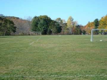 Футбольное поле в парке 